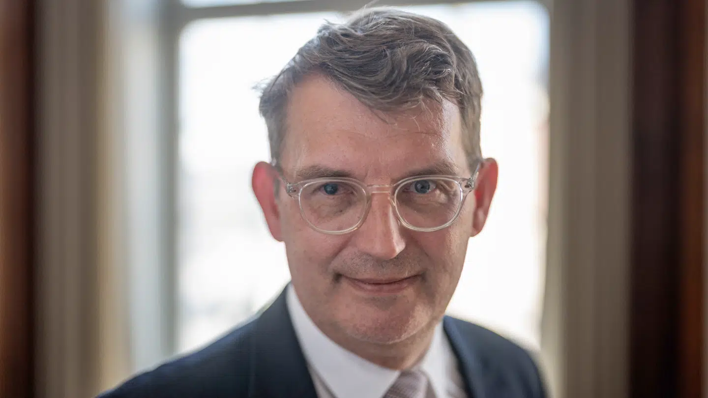 Forsvarsminister Troels Lund Poulsen (V) lægger ansvaret for håndteringen af mandag aftens dronesværm i Københavns Lufthavn over på justitsminister Peter Hummelgaard (S).