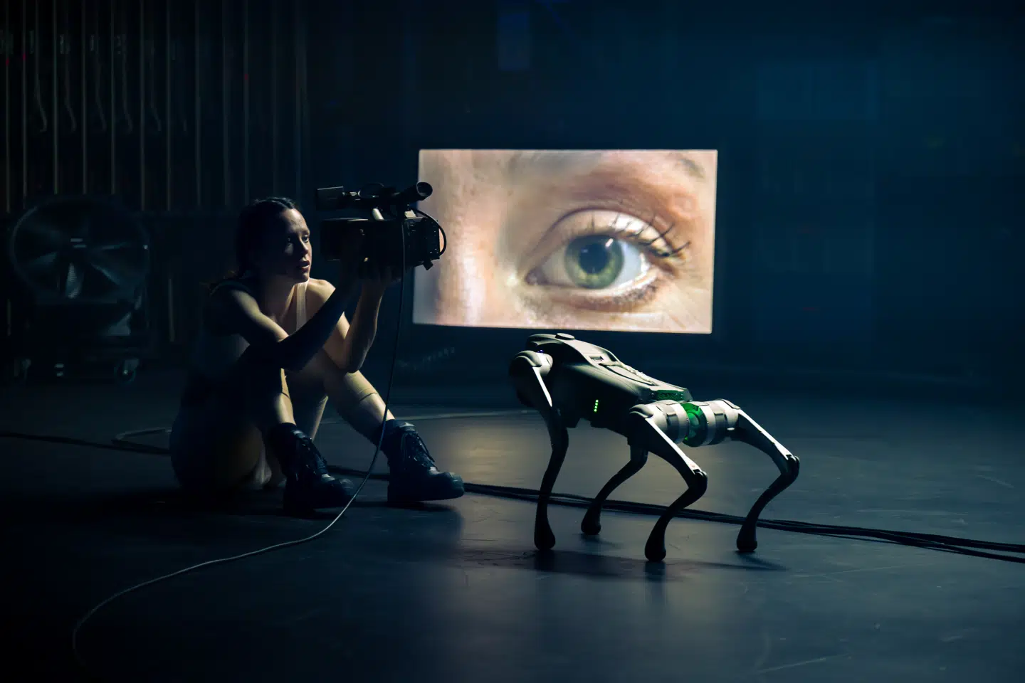 Nanna Felding Koppel som et af de mennesker, der taber udviklingen og fremtiden af hænde. Her i selskab med en robothund.