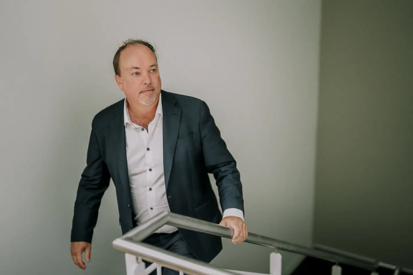 Johnny Normind er partner og skatterådgiver i virksomheden TaxAdvice og mener, at topskatteydere kan få massive fordele, hvis noget af deres arbejdstid kan bruges i Sverige. Selv hjælper han over 100 kunder, der for nuværende betaler 25 procent i skat. Om to år bliver deres besparelse endnu større.