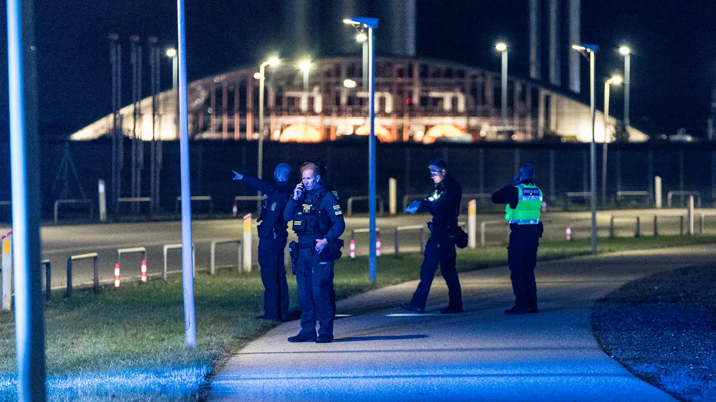Dronerne over Københavns Lufthavn lukkede mandag aften luftrummet i Kastrup i fire timer, mens en talstærk politistyrke magtesløse kunne følge dronerne flyve rundt over hovederne på dem.