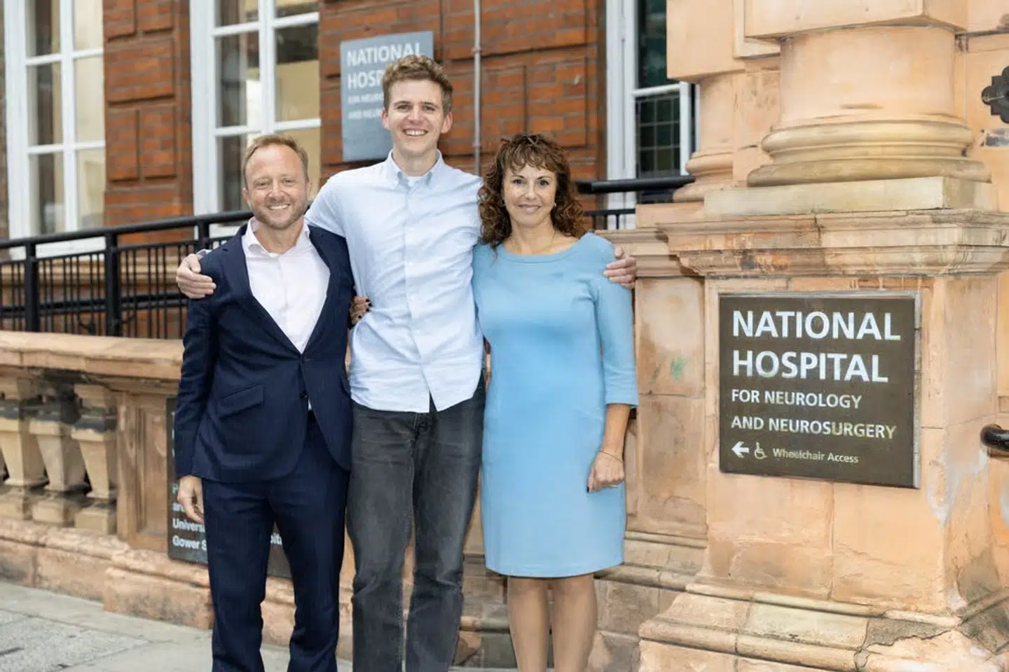 Fra højre mod venstre: Professor Sarah Tabrizi, der er leder af Huntington's disease Center ved University College London, Jack May-Davis, der bærer genet, og professor Ed Wild, der er neurologisk overlæge.