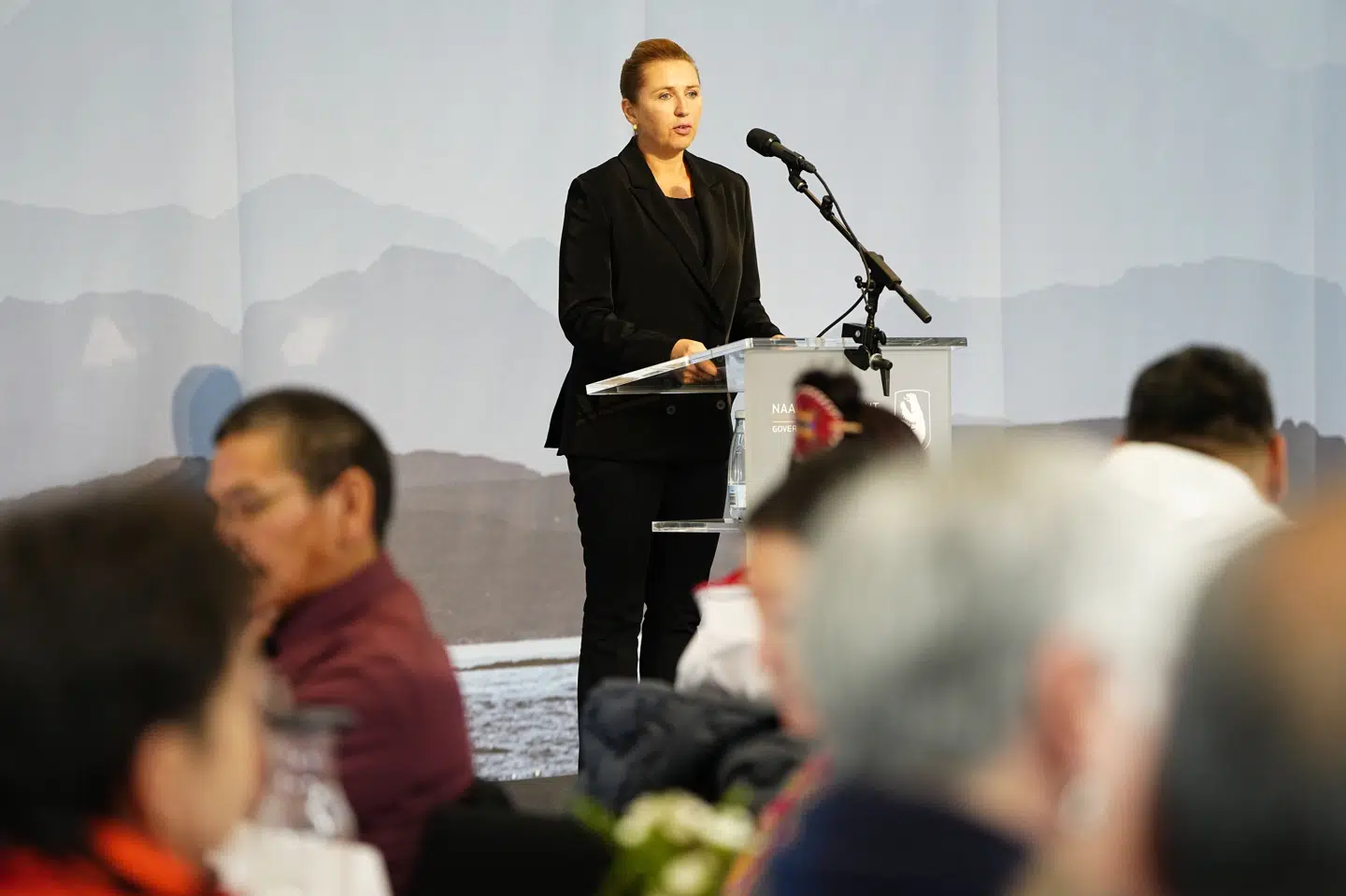 Mette Frederiksen har på et arrangement i Nuuk, Grønland har givet en officiel undskyldning på vegne af den danske stat til kvinder, der fik opsat spiral uden samtykke.