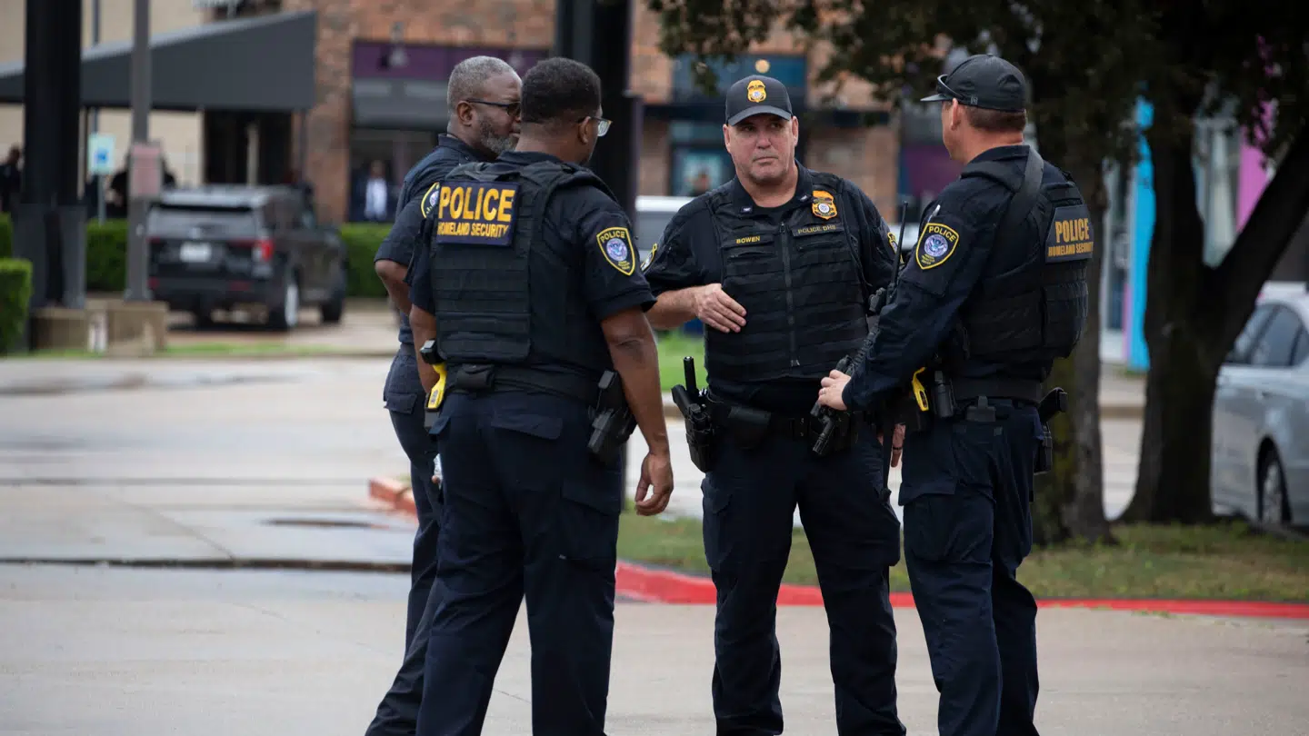 Politifolk tæt på gerningsstedet i Dallas hvor en snigskytte har dræbt to og såret én.