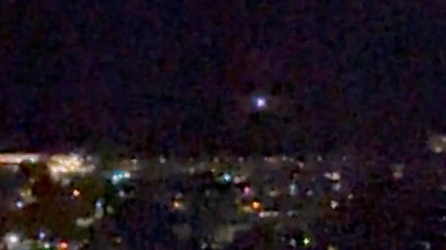 Et lys ses her bevæge sig på himlen over Aalborg, hvor der onsdag aften og natten til torsdag har været meldinger om droneaktivitet ved lufthavnen. Billedet er et skærmbillede taget fra en video på sociale medier, oplyser Reuters.