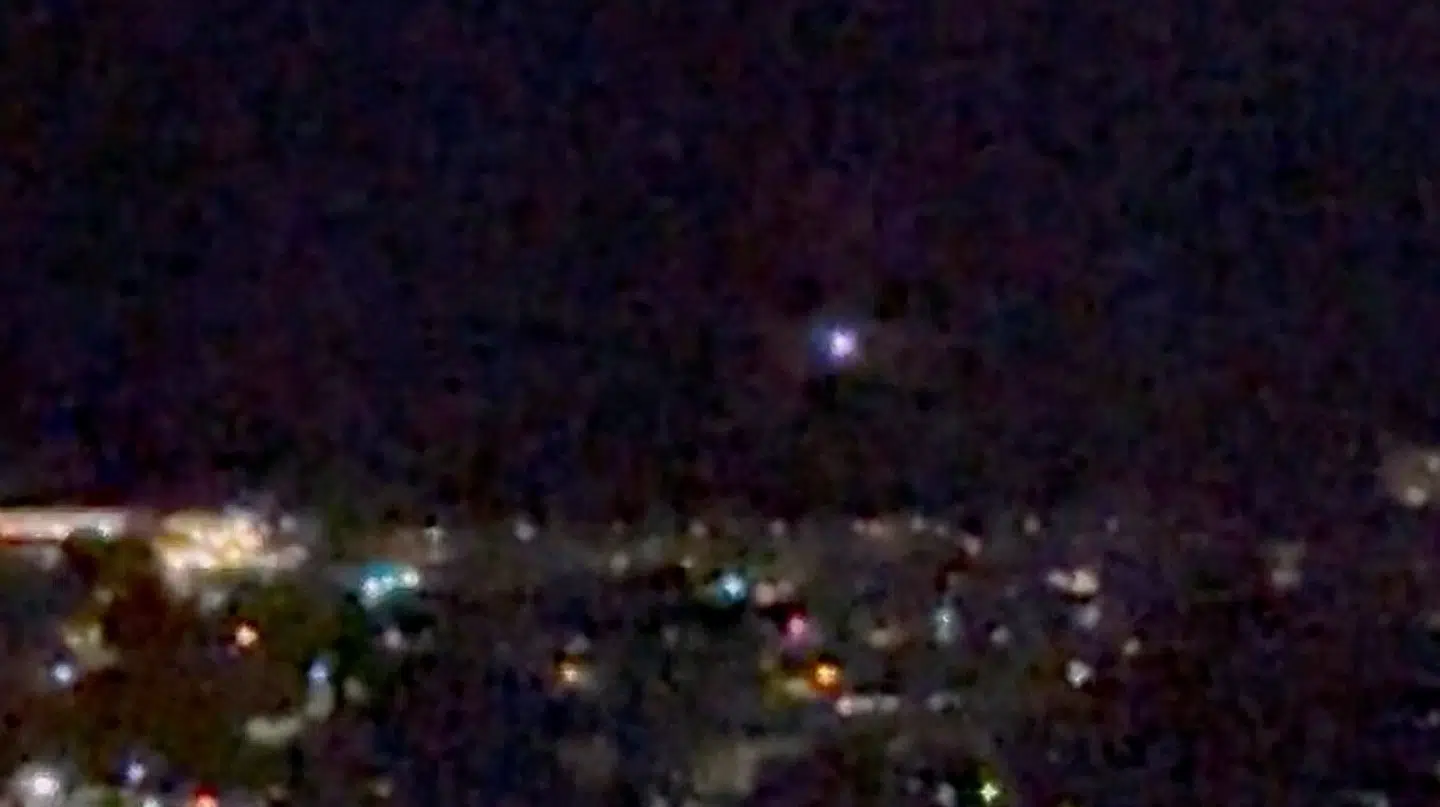 Et lys ses her bevæge sig på himlen over Aalborg, hvor der onsdag aften og natten til torsdag har været meldinger om droneaktivitet ved lufthavnen. Billedet er et skærmbillede taget fra en video på sociale medier, oplyser Reuters.