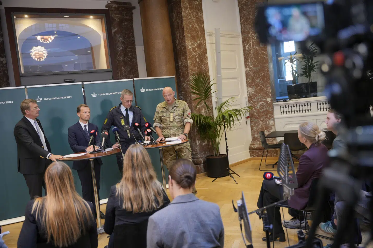 Forsvarsminister Troels Lund Poulsen (V), justitsminister Peter Hummelgaard (S), rigspolitichef Thorkild Fogde og forsvarschef Michael Hyldgaard fortæller på et pressemøde i Forsvarsministeriet om de seneste droneaktiviteter.