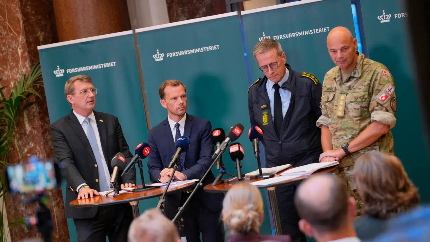 Forsvarsminister Troels Lund Poulsen, justitsminister Peter Hummelgaard, rigspolitichef Thorkild Fogde og forsvarschef Michael Hyldgaard svarede på pressens spørgsmål torsdag. Det kom de ikke ret godt ud af, mener Henrik Qvortrup.