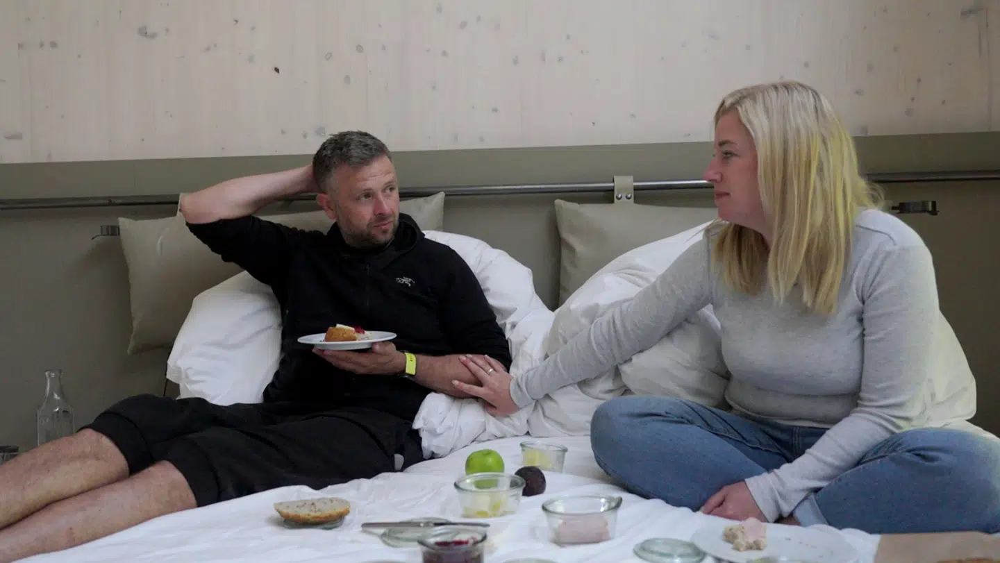 Lasse og Dorthe på deres værelse i ugens 'getaway'-afsnit.