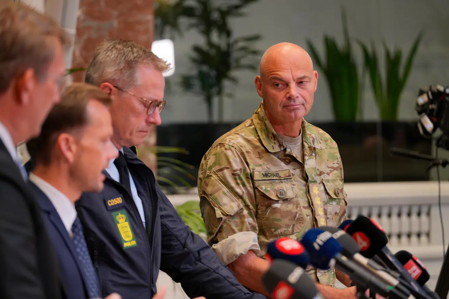 Forsvarschef Michael Hyldgaard skævede jævnligt til sin chef, forsvarsminister Troels Lund Poulsen (V) under formiddagens pressemøde. Især når talen faldt på, hvorfor Forsvaret ikke havde skudt dronerne ned.