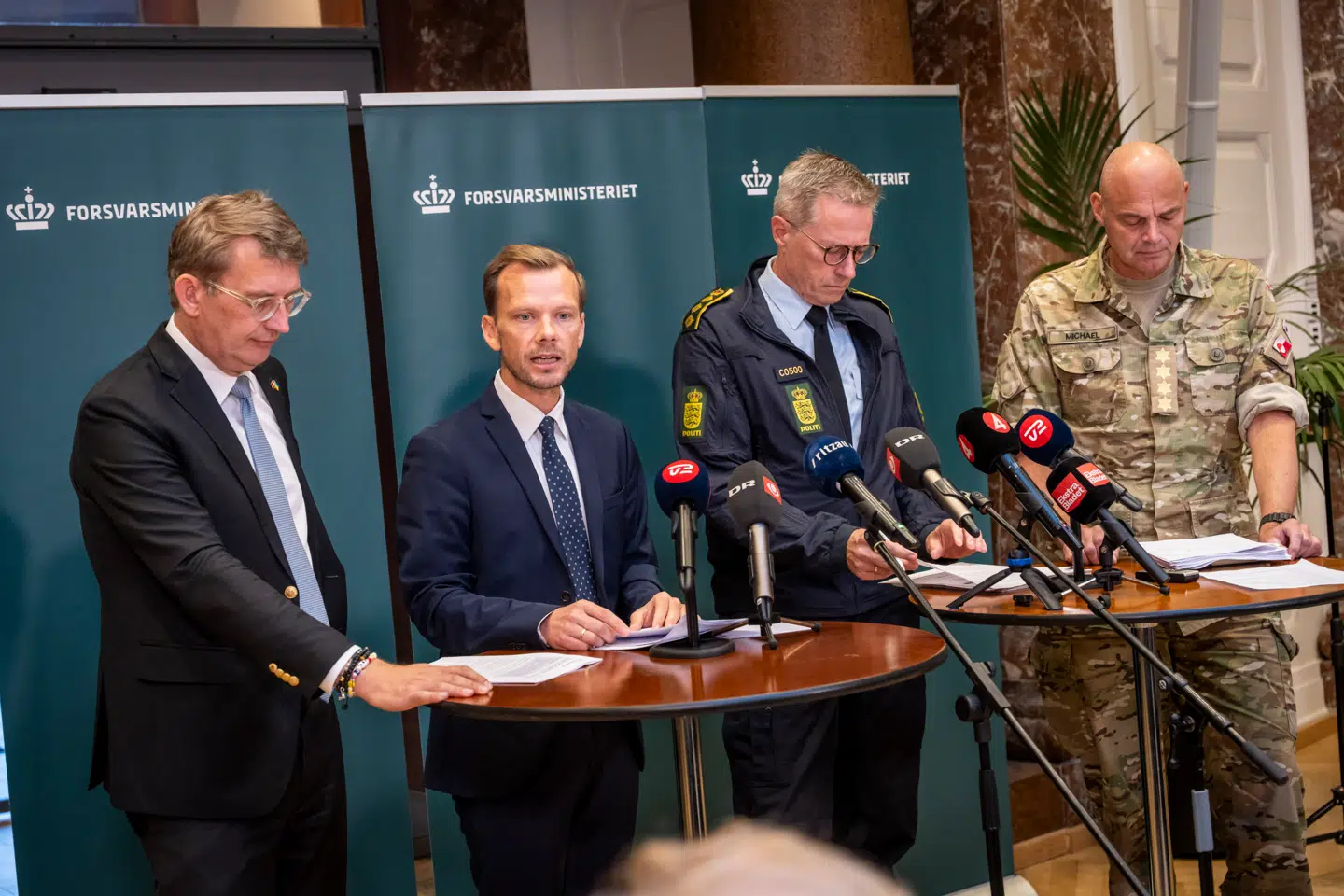 Forsvarsminister Troels Lund Poulsen (V) Justitsminister Peter Hummelgaard (S), rigspolitichef Thorkild Fogde og forsvarschef Michael Hyldgaard holder pressemøde i Forsvarsministeriet.
