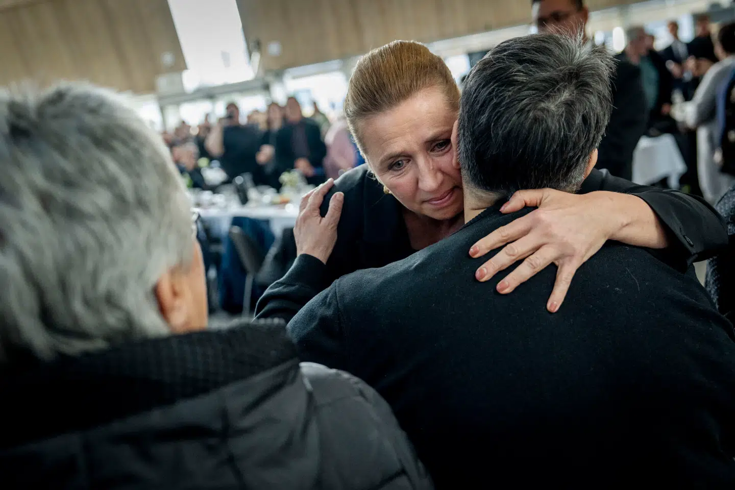 Statsminister Mette Frederiksen hilser på berørte kvinder i spiralsagen efter den officielle undskyldning i spiralsagen er givet under et arrangement i Katuaq i Nuuk, Grønland. Foto: Mads Claus Rasmussen, Scanpix