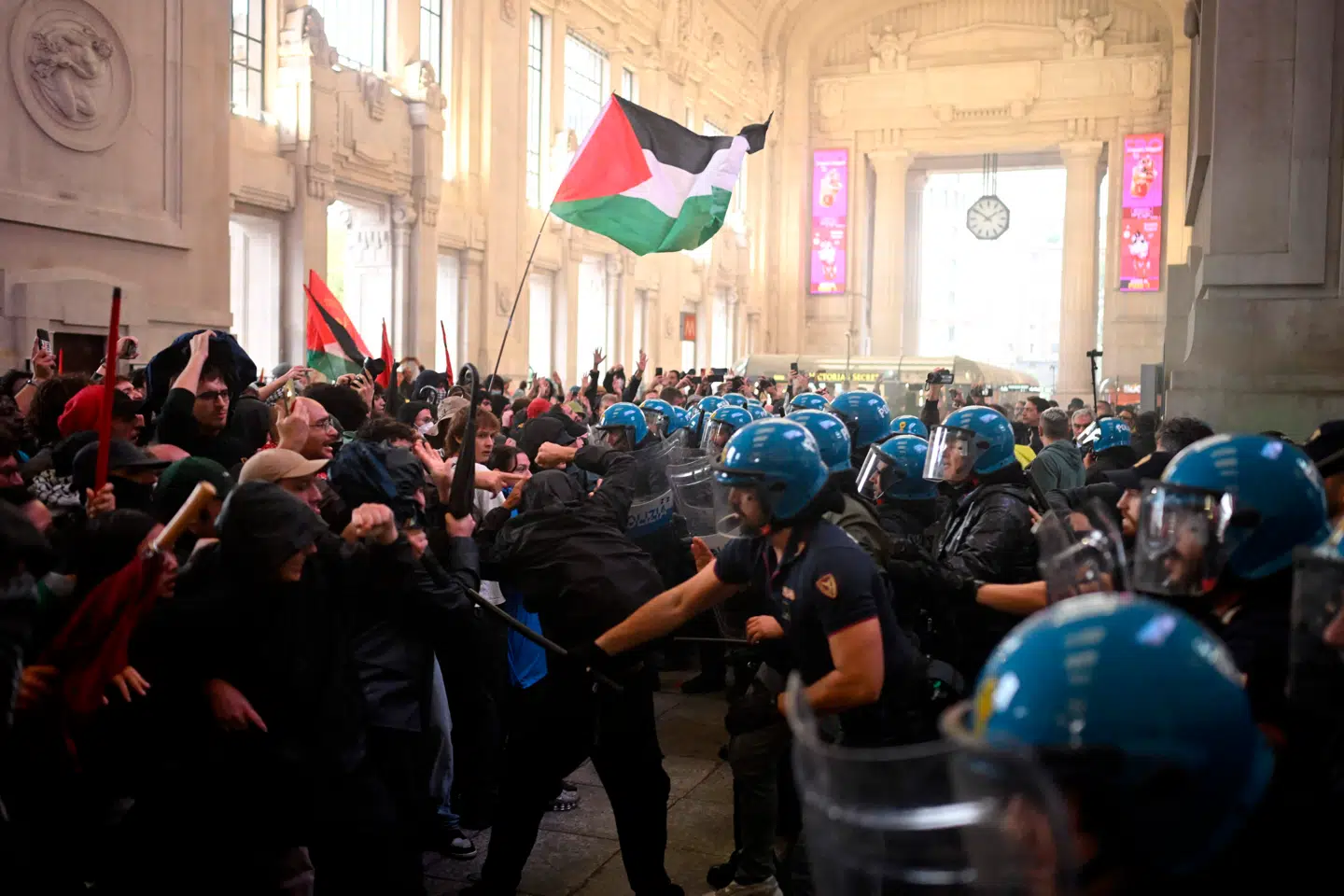 Tidligere på ugen var der demonstrationer i Italien. Det kulminerede i Milano med sammenstød mellem politi og demonstranter. Foto: Piero Cruciatti, Scanpix.