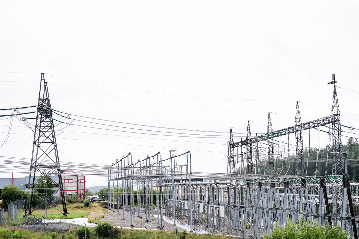 Den norske stat skyder et milliardbeløb i den nye faste strømpris, som i sit første døgn er blevet meget populær.