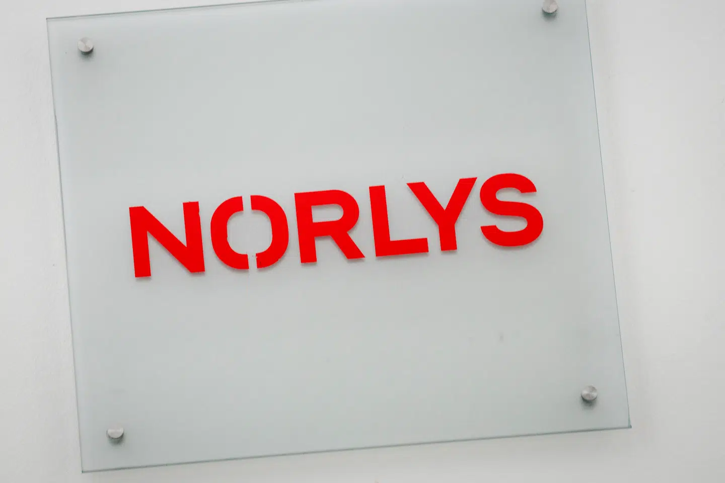 Energi- og telekoncernen Norlys har i dag meldt ud, at den fyrer over 100 af sine medarbejdere.