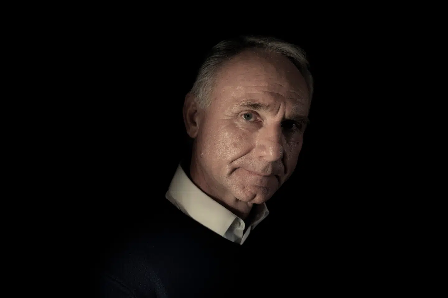 Den verdensberømte bestsellerforfatter Dan Brown fløj søndag fra Prag til København. I Tjekkiet havde han holdt en stor fest i anledningen af sin nye bog. Her var »56 forlag fra hele verden med til at fejre udgivelsen«.