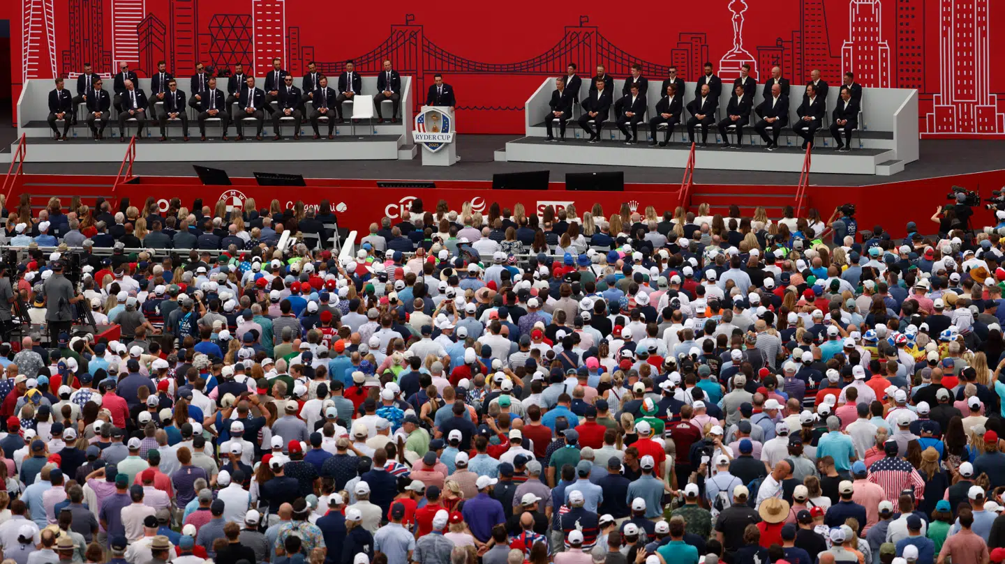 Spillerne blev taget vel imod af publikum ved åbningsceremonien.