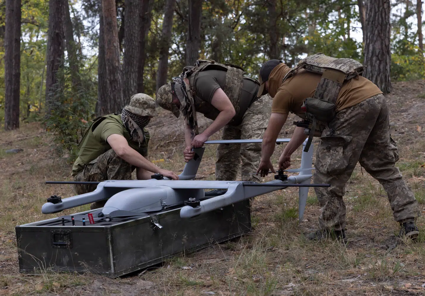 En række droneangreb har ramt Danmark i denne uge. Men også i udlandet har der været drone- og cyberangreb. Fortsætter det, kan det betyde kronede dage for flere virksomheder, der arbejder inden for disse områder, vurderer investeringsstrateg.