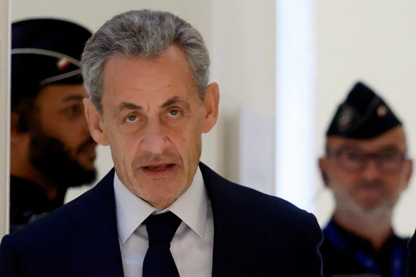 Den tidligere franske præsident Sarkozy skal i fængsel, efter at en dommer har fundet ham skyldig i sammensværgelse. Han blev frikendt for blandt andet korruption.