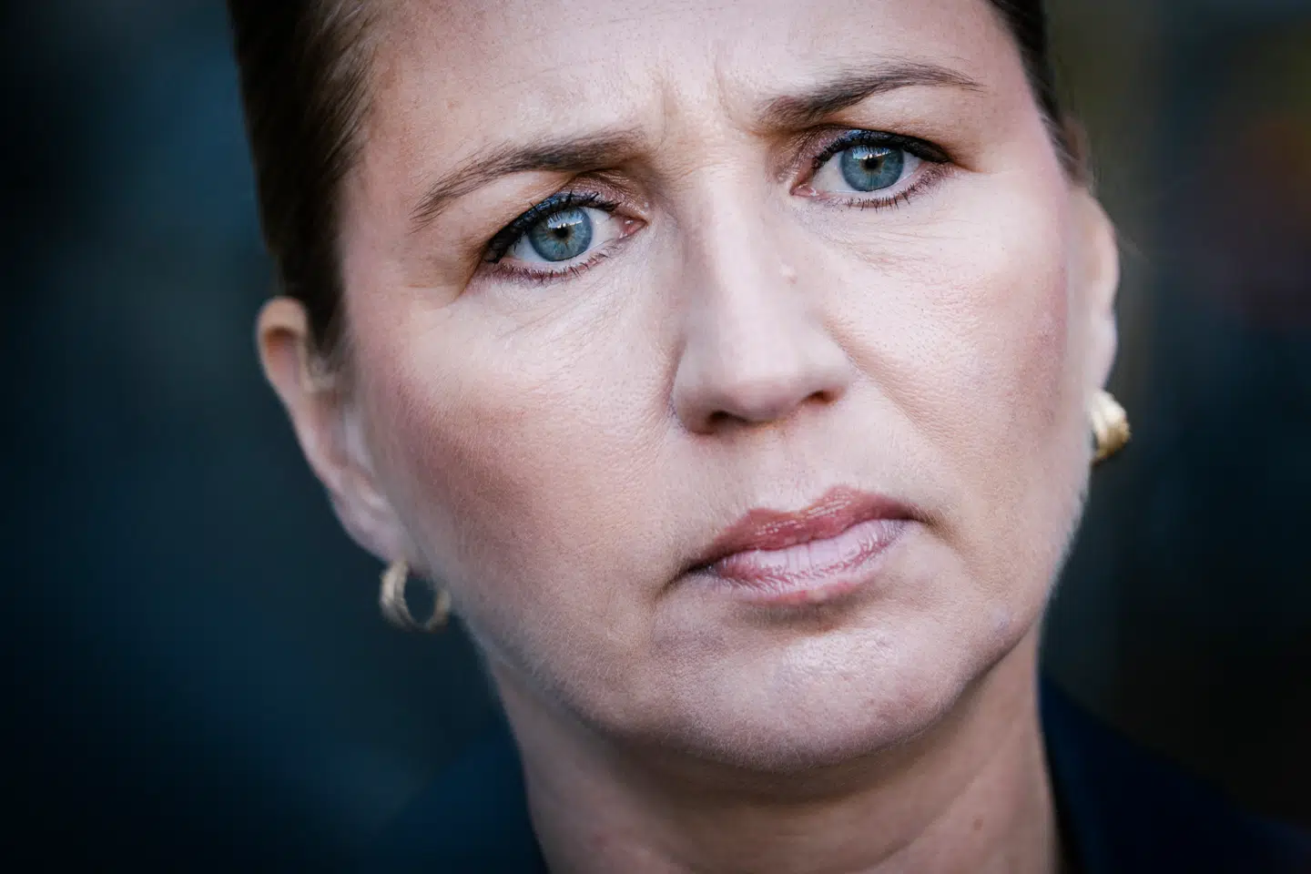 Når landet er ramt af krig og krise, skal statsministeren fylde meget. Vi er allerede nu næsten kastet tilbage til stemningen under coronakrisen. Det er også en fordel. Statsminister Mette Frederiksen (S) holdt doorstep og udtalte sig om droneaktivitet mandag aften i Københavns Lufthavn.