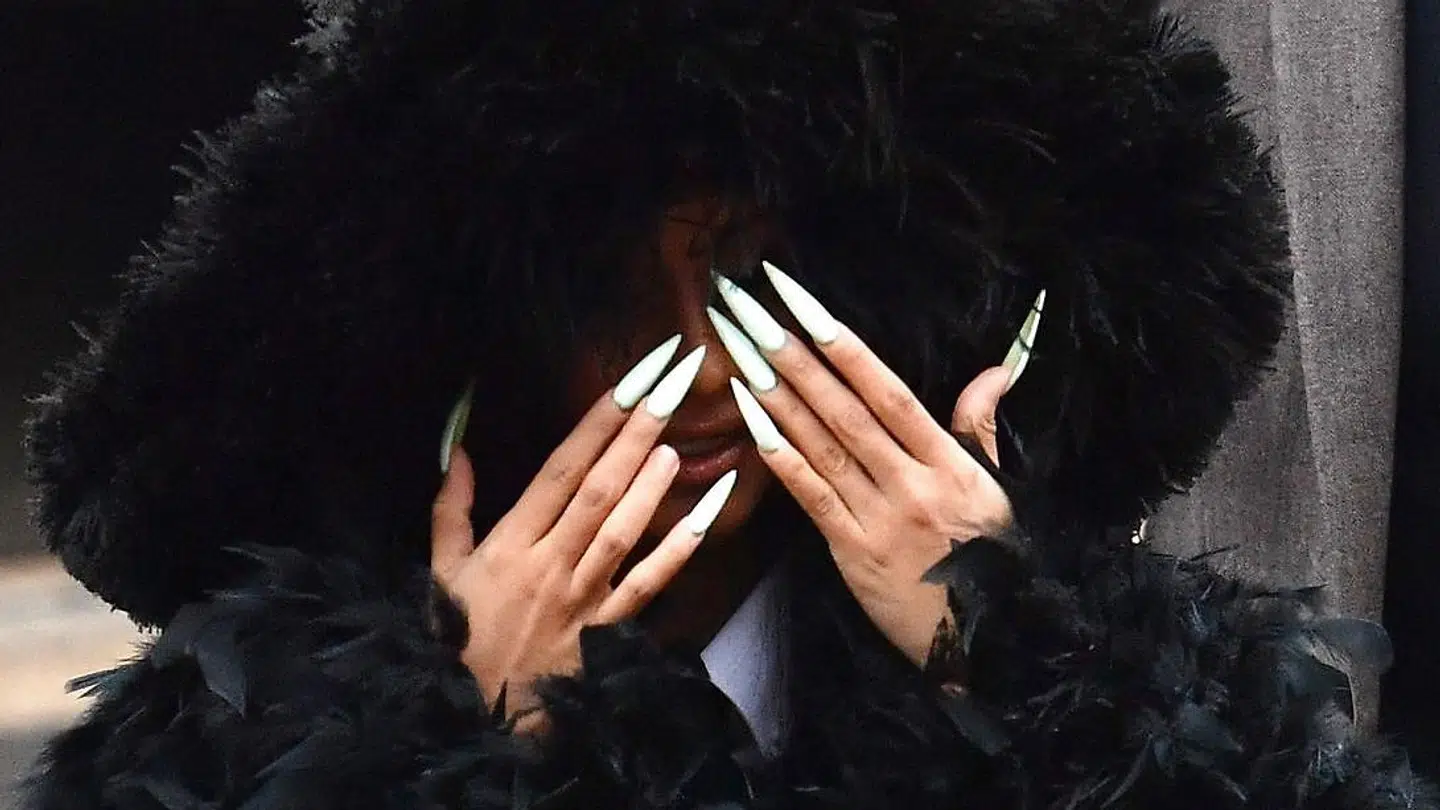 Cardi B mødte op med frisk-polerede negle i retten tirsdag.