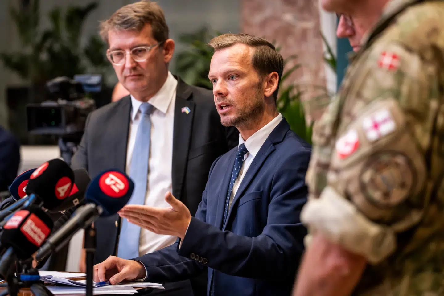 Forsvarsminister Troels Lund Poulsen (V) og justitsminister Peter Hummelgaard (S) redegjorde på et pressemøde torsdag formiddag for det, de betegner som et »hybridangreb«.