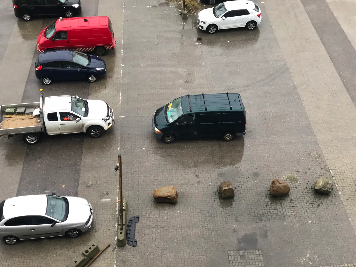 Øjenvidner havde i tiden foran anholdelsen ved Field's lagt mærke til en sort kassevogn, som holdt parkeret på parkeringspladsen.