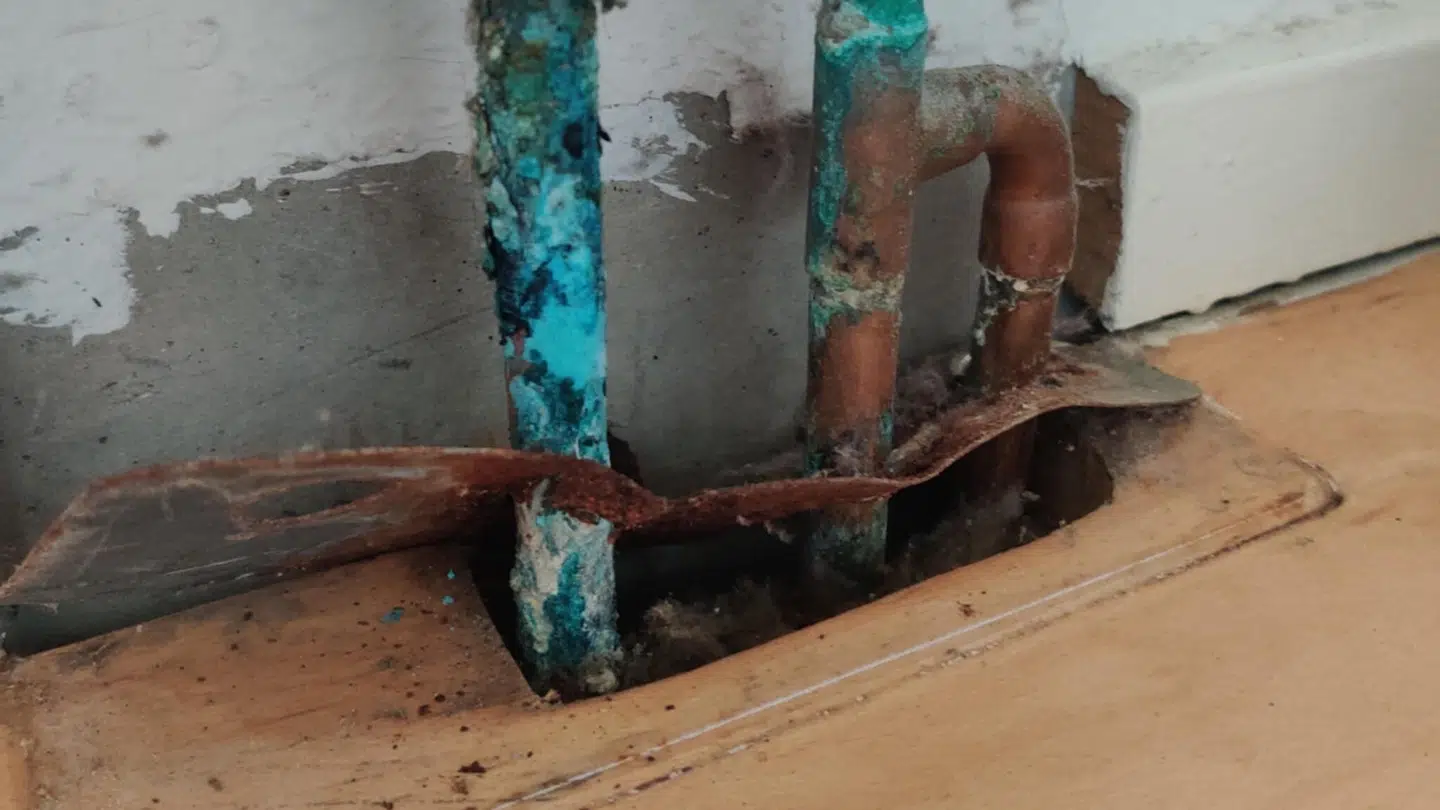 De synligt irrede rør ved den defekte radiator.