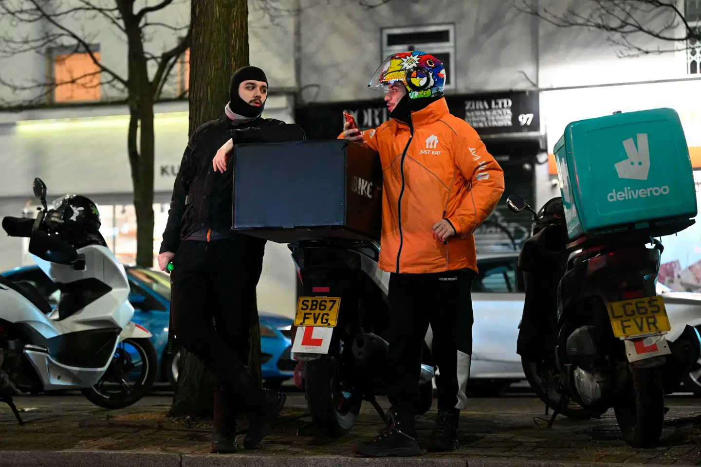 Just Eat blev hyldet for at hyre bude på overenskomst. Ny fyres de på stribe og skiftes ud.