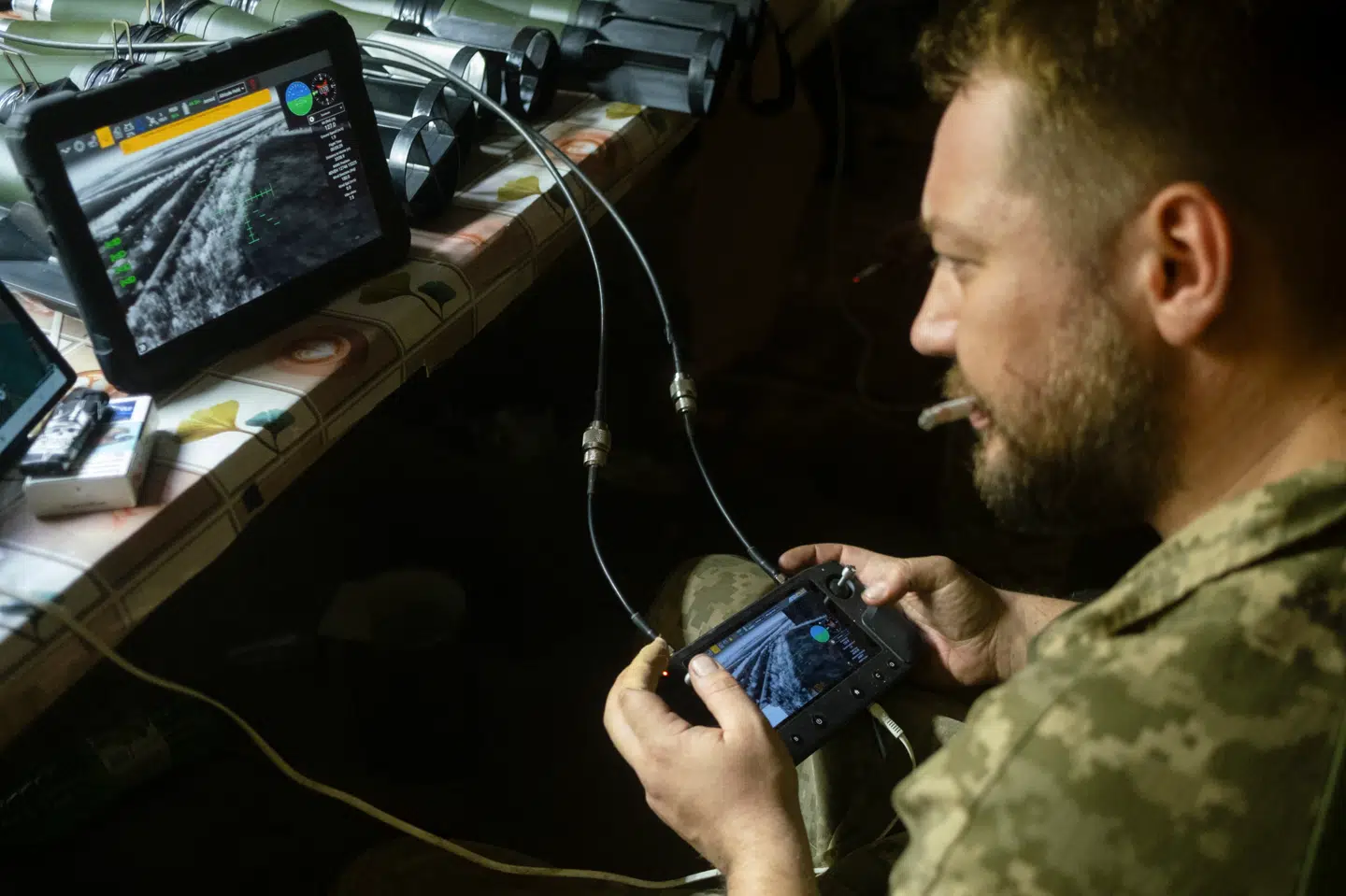 En ukrainsk soldat fjernstyrer en 'Vampyr'-drone, mens den flyver mod de russiske troppers position på et ikke offentliggjort sted nær frontlinjen i Donetsk.