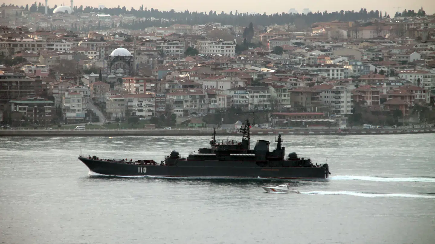 Det er ifølge Ekstra Bladets oplysninger det russiske krigsskib Aleksandr Shabalin, der har ligget ved Langeland. Billedet er hentet i arkivet og er nogle år gammel. Det viser skibet ud for Istanbuls kyst. (Arkivfoto)