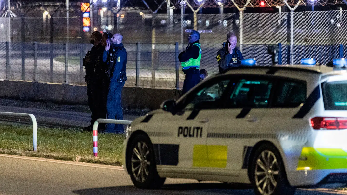 Politiet var massivt til stede, da der fløj droner over Københavns Lufthavn mandag,