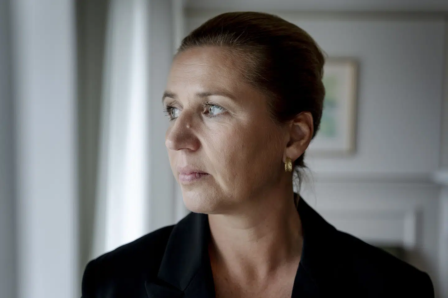 Statsminister Mette Frederiksen (S) siger i en videotale torsdag aften, at det er vigtigt at bevare roen. Det er ikke tid til mistillidserklæringer til myndigheder eller politiet, siger hun. (Arkivfoto).