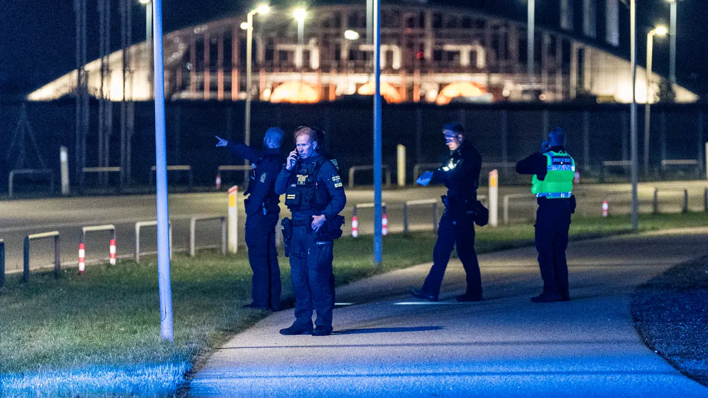 Politifolk ved lufthavnen ifm. at en masse droner blev spottet mandag aften og afbrød flytrafikken.