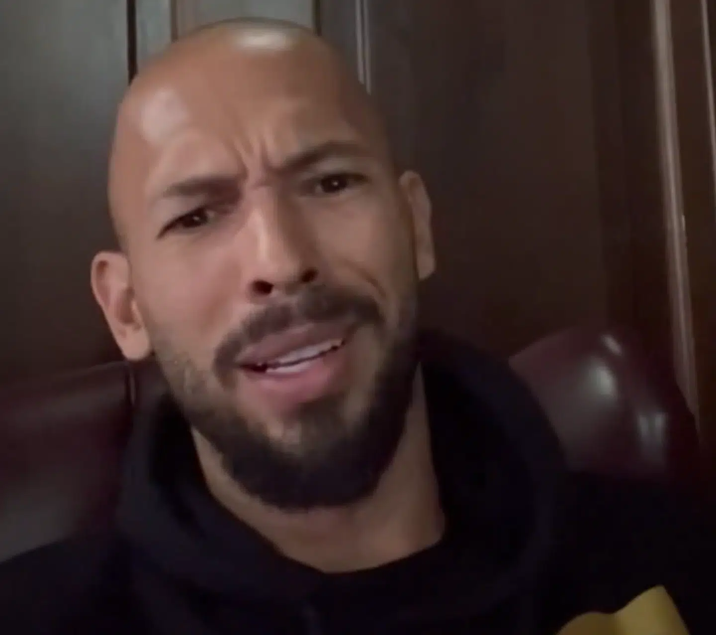 Andrew Tates ansigtsudtryk siger alt om, hvad han mener om Danmark og danskere.