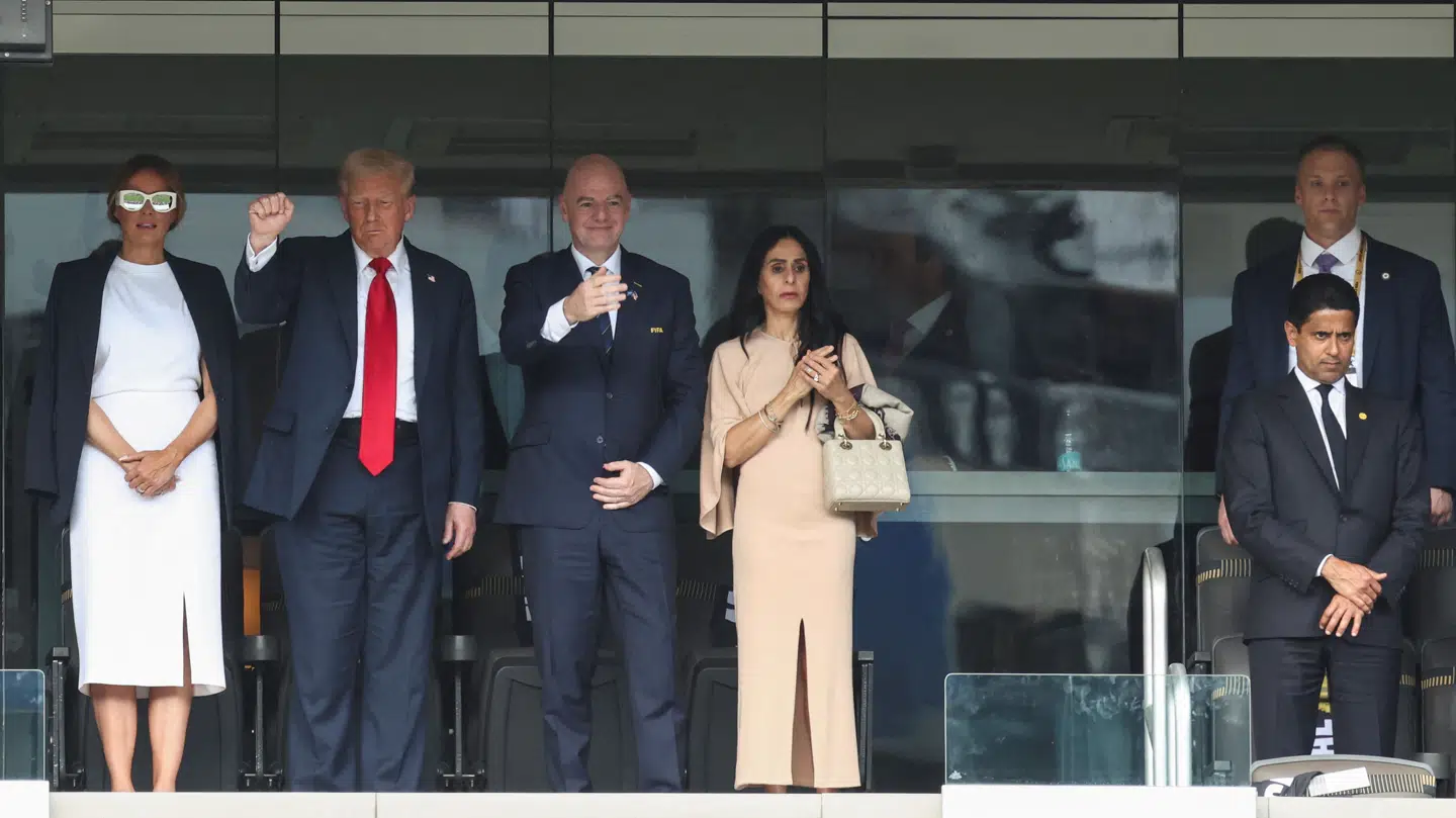 Donald Trump og FIFA-præsidenten Gianni Infantino står sammen, men presses angiveligt af Qatar-spidsen Nasser Al-Khelaifi.