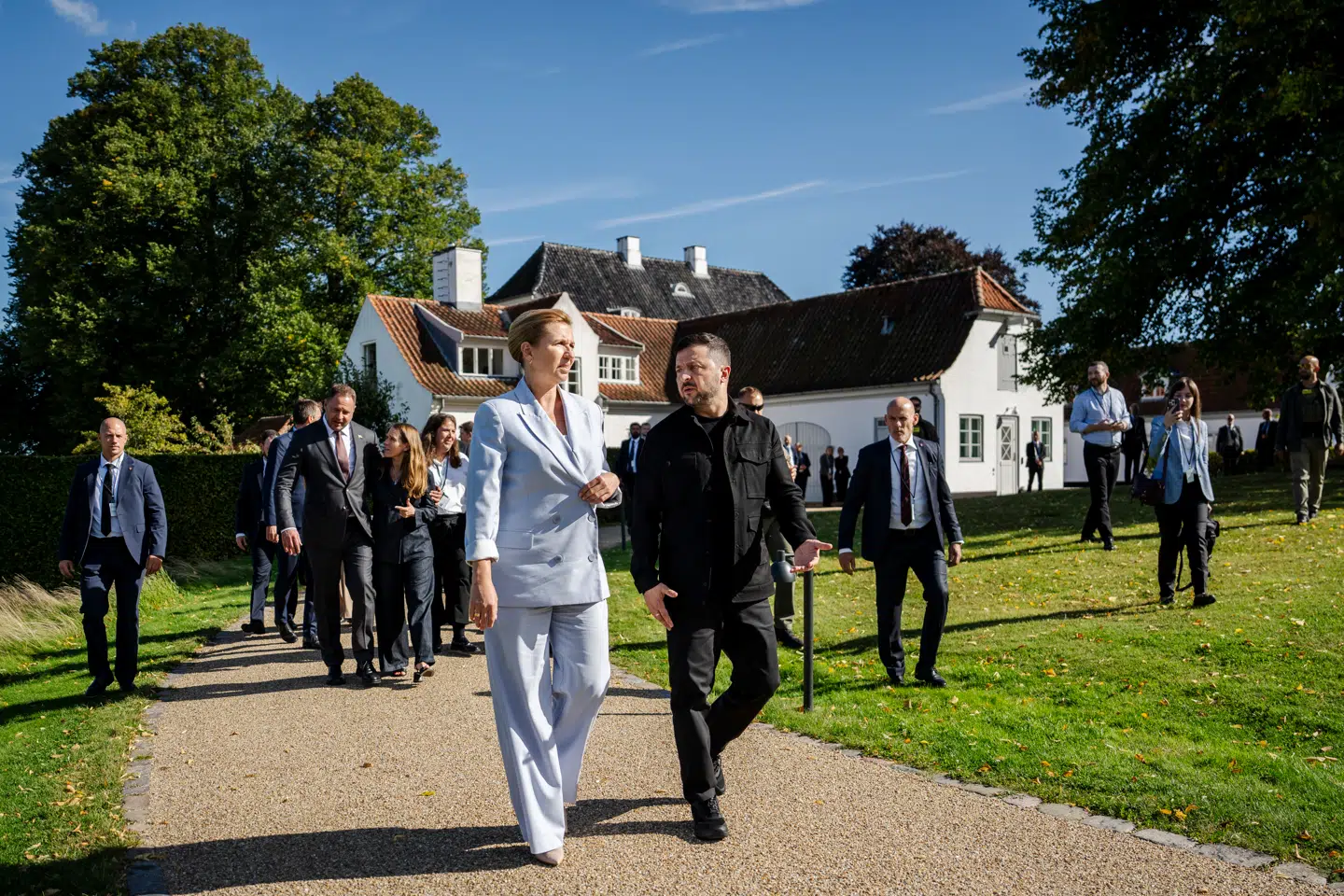 »Medierne og analytikerne har hæftet sig ved en årsagssammenhæng mellem optrapningen af hybridkrigen mod Danmark og den danske regerings massive støtte til Ukraine,« skriver Samuel Rachlin, der imidlertid finder Danmarks geografiske placering overset i analyserne. Her ses statsminister Mette Frederiksen (S) med Ukraines præsident, Volodymyr Zelenskyj, i begyndelsen af september. Foto: Mads Claus Rasmussen/Ritzau Scanpix