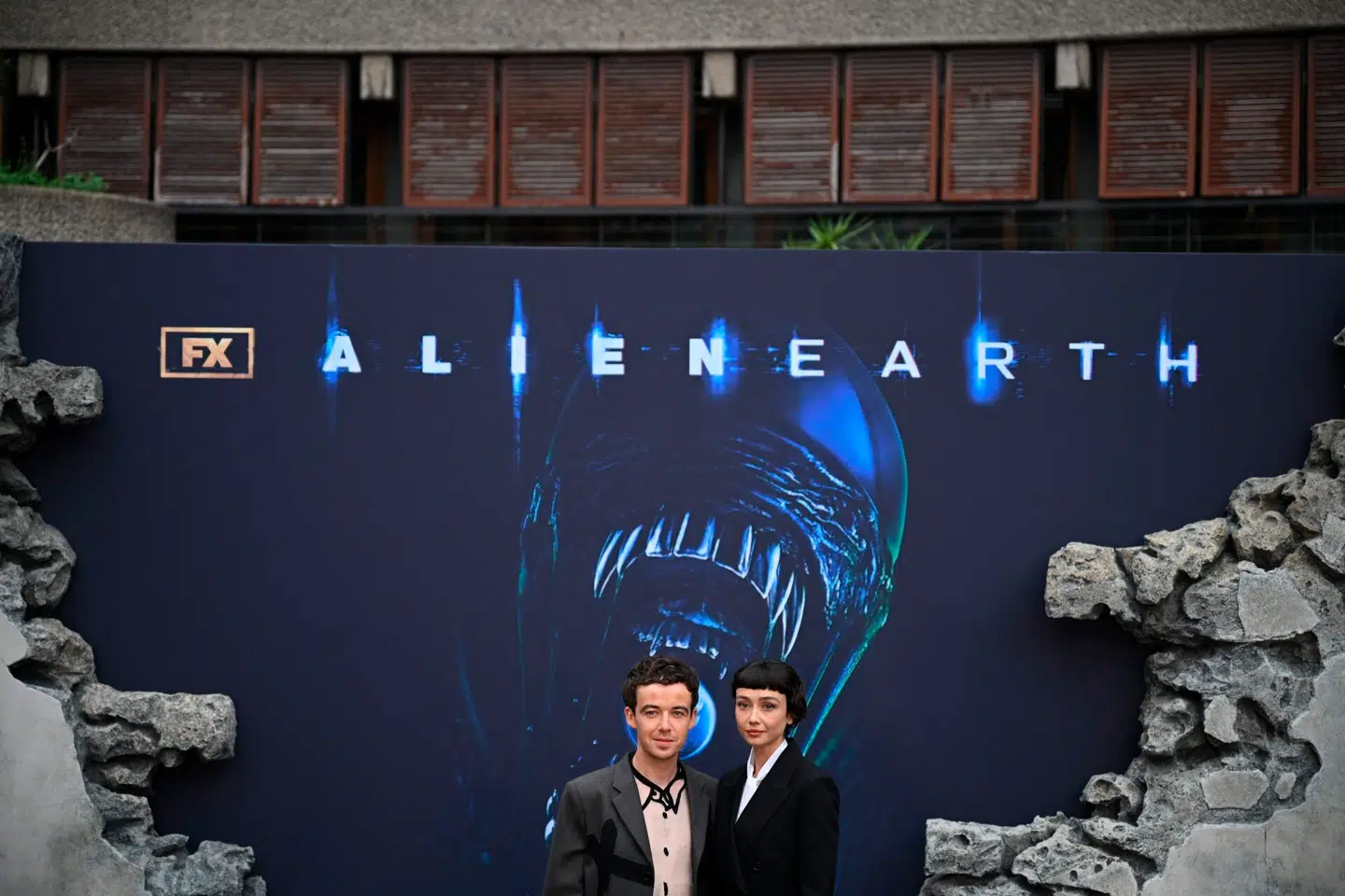Alex Lawther og Sydney Chandler spiller med i 'Alien: Earth'. Foto: Justin Tallis, Scanpix