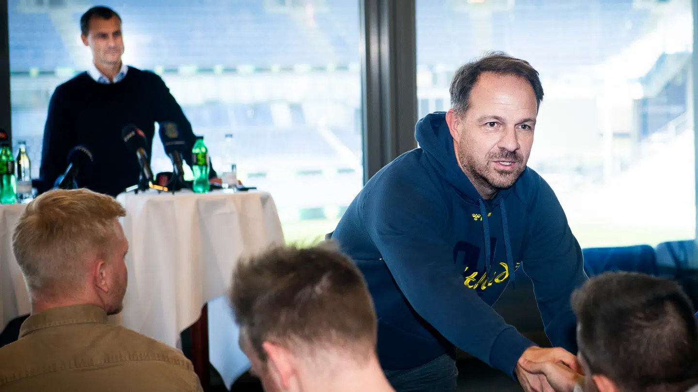 Alexander Zorniger hilste på alle på det opsigtsvækkende pressemøde.