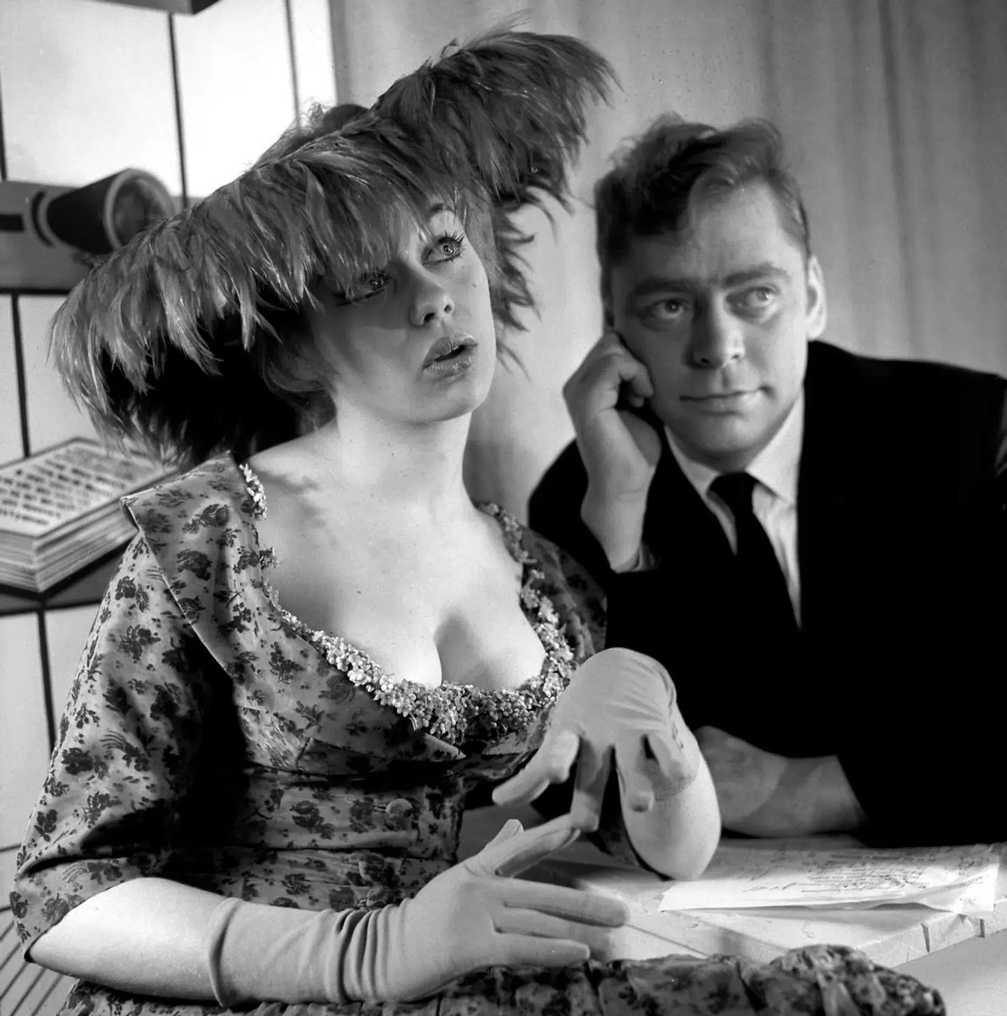 Judy Gringer og Dirch Passer i den legendariske sketch 'Babs og Nutte', hvor han er forsikringsmanden, der fejlagtigt tror, at det er brysterne, hun ønsker at tegne forsikring på.