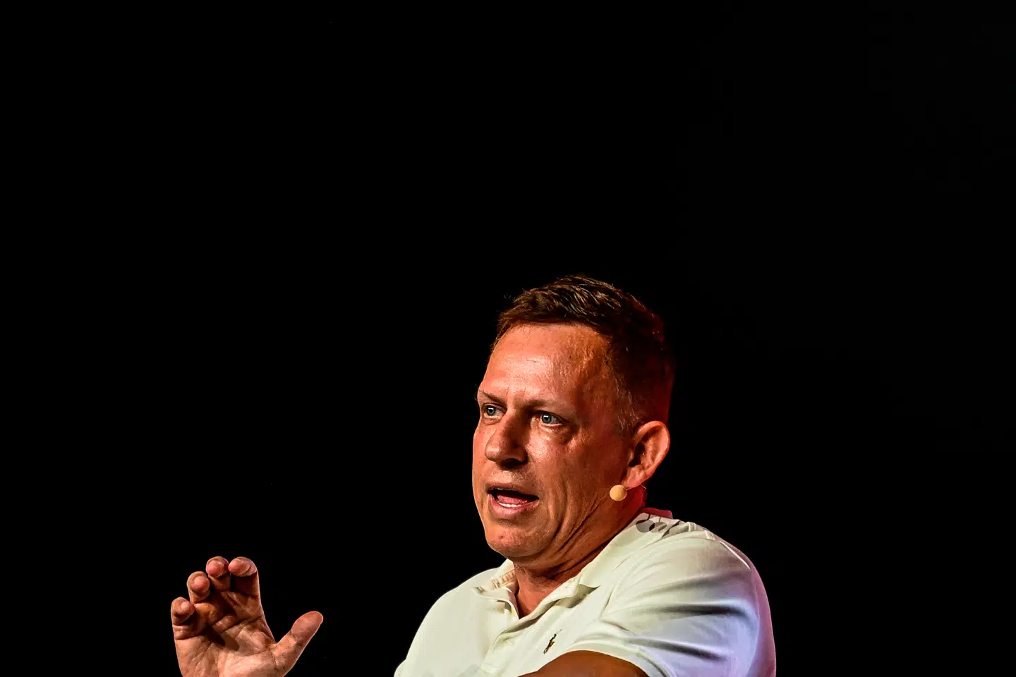Peter Thiel er techmilliardær fra Silicon Valley. Han var tidligere meget politisk aktiv og støttede allerede i 2016 op om Donald Trump som præsident. I dag arbejder han stadigvæk med techfirmaer og venturekapitalisme, men nu han holder også foredrag om Antikrist.