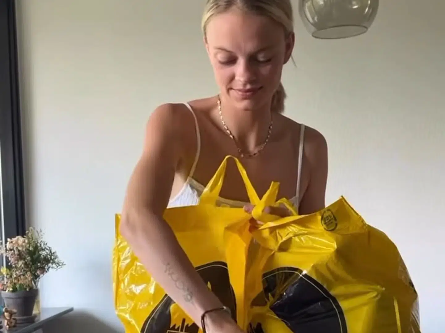 Det er især discountbutikkerne, som Sophie Krøis handler i for at få de gode tilbud.