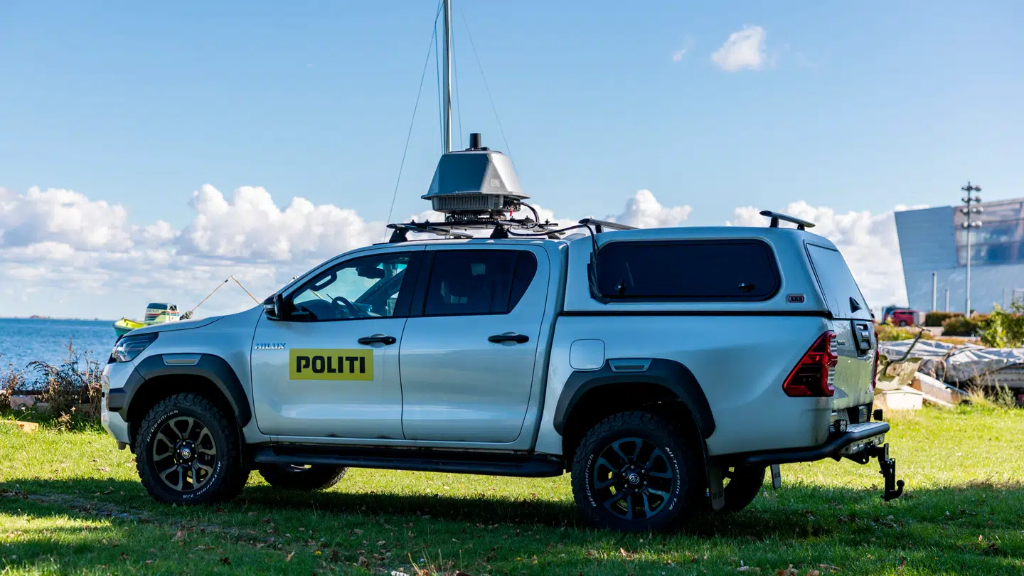 Politiet ved Amager Strandpark tirsdag - dagen efter, at flere droner havde cirkuleret over Københavns Lufthavn.