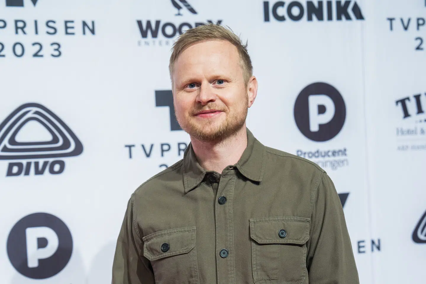 Jonatan Spang er her fotograferet på den røde løber før TV-PRISEN i 2023. I flere år har han været vært på DR-programmet "Tæt på sandheden". Men tidligere på ugen kom det frem, at han er blevet afskediget. (Arkivfoto).