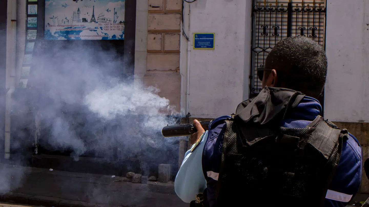Politiet har brugt tåregas mod demonstranterne.