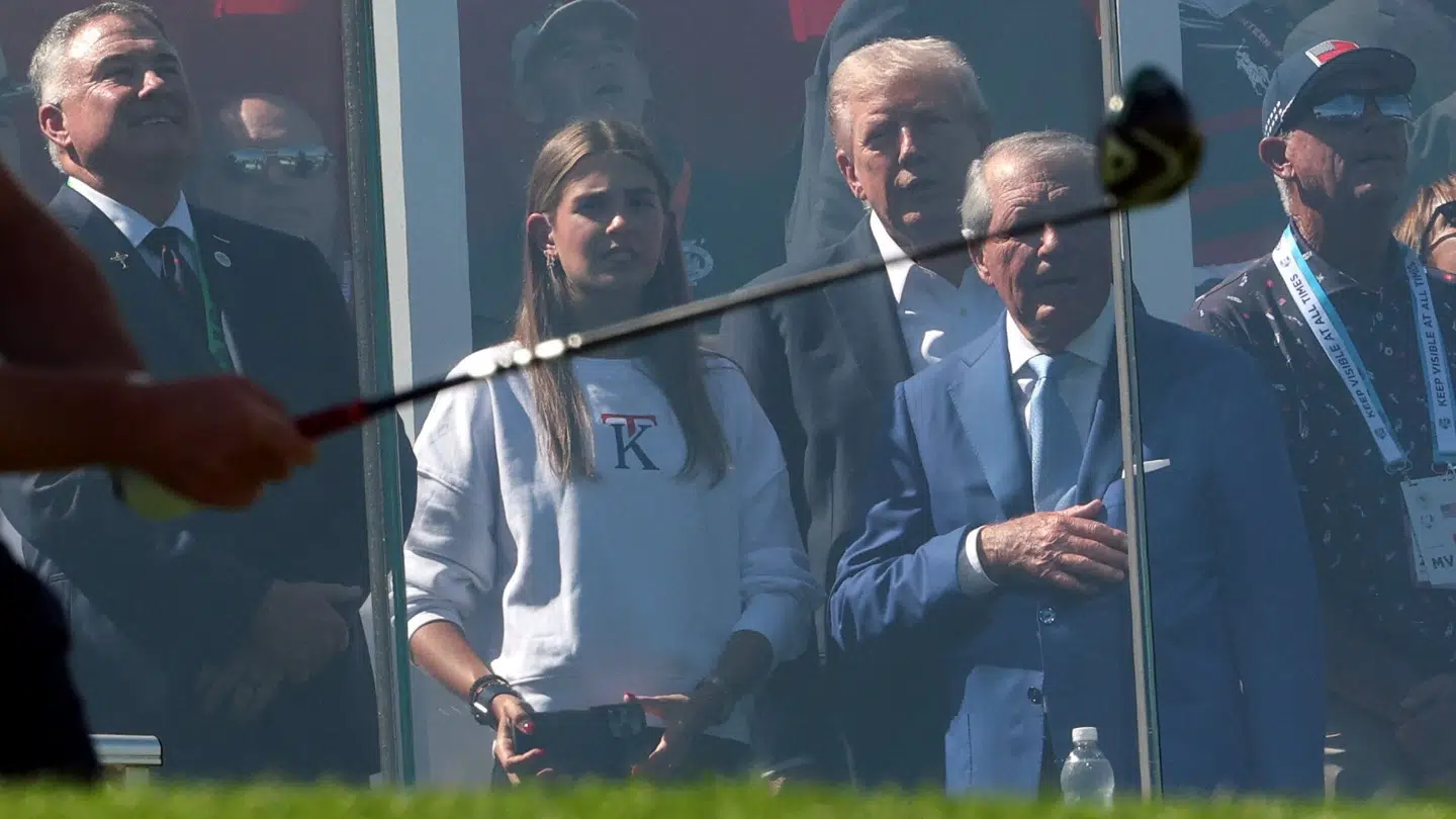 Donald Trump og Kai Trump overværer verdens bedste golfspillere ved Ryder Cup fredag.