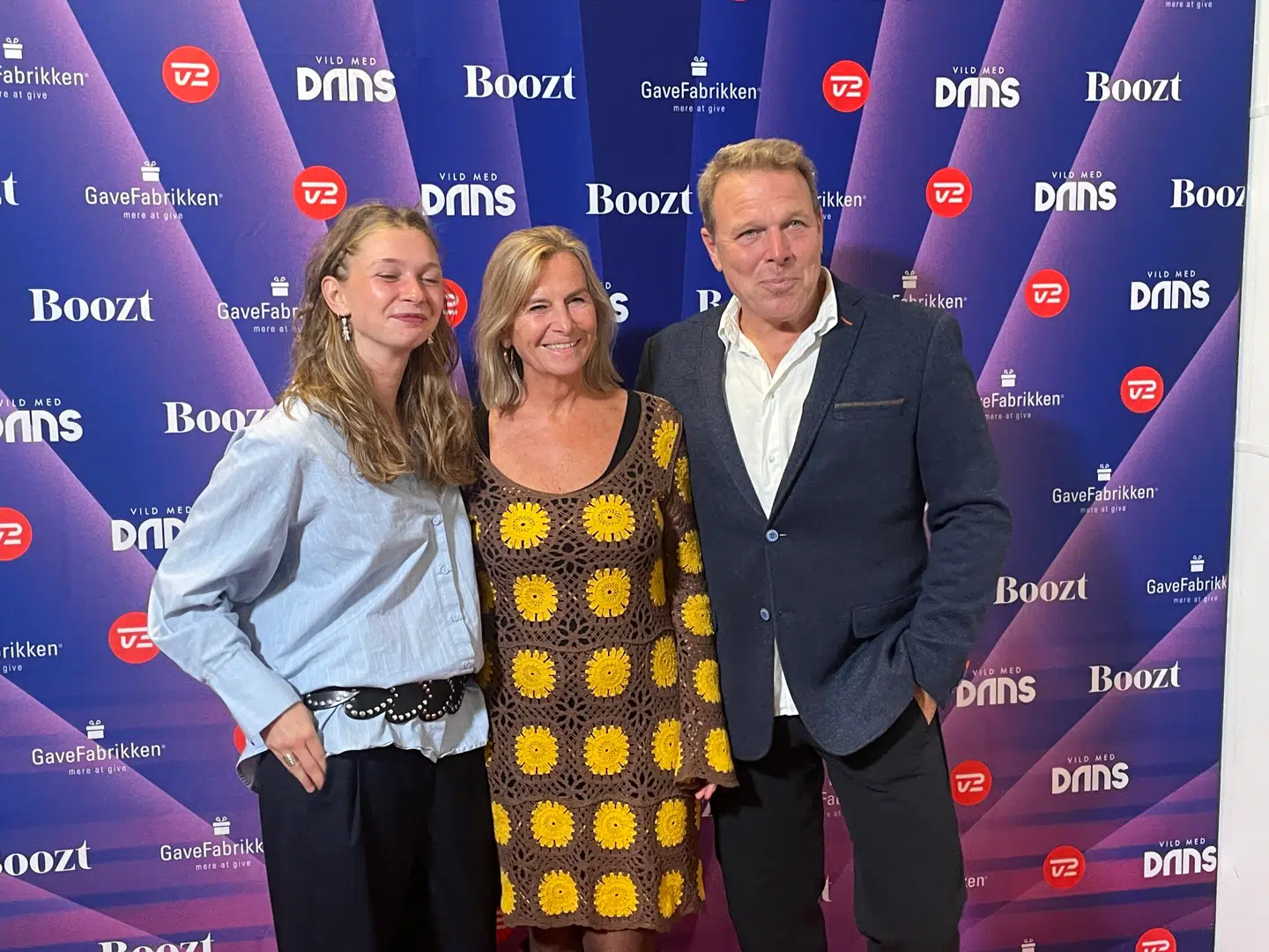 Madeleine sammen med Alfreds forældre - Marian Midé og Mikkel Beha.
