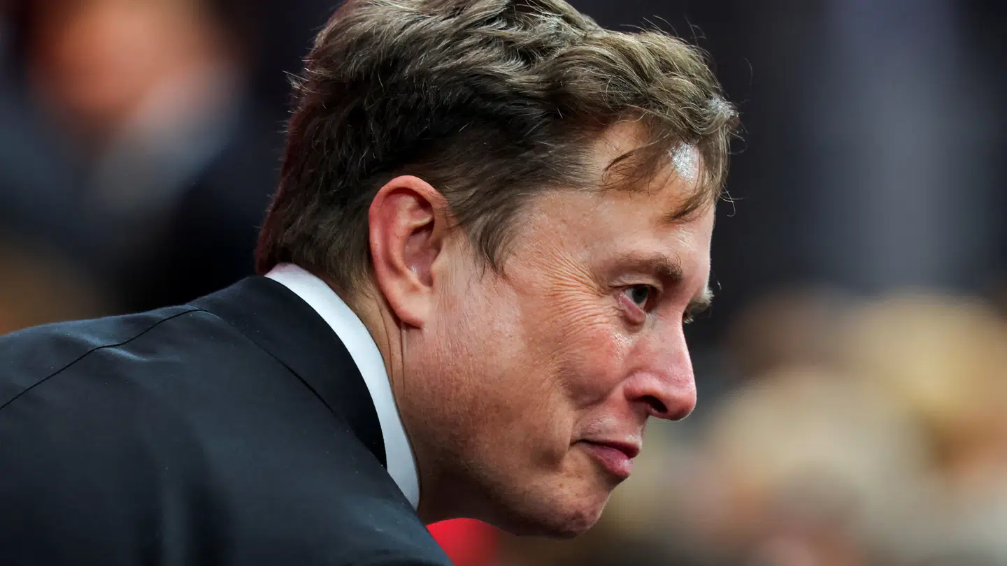 Nu dukker hans navn op.