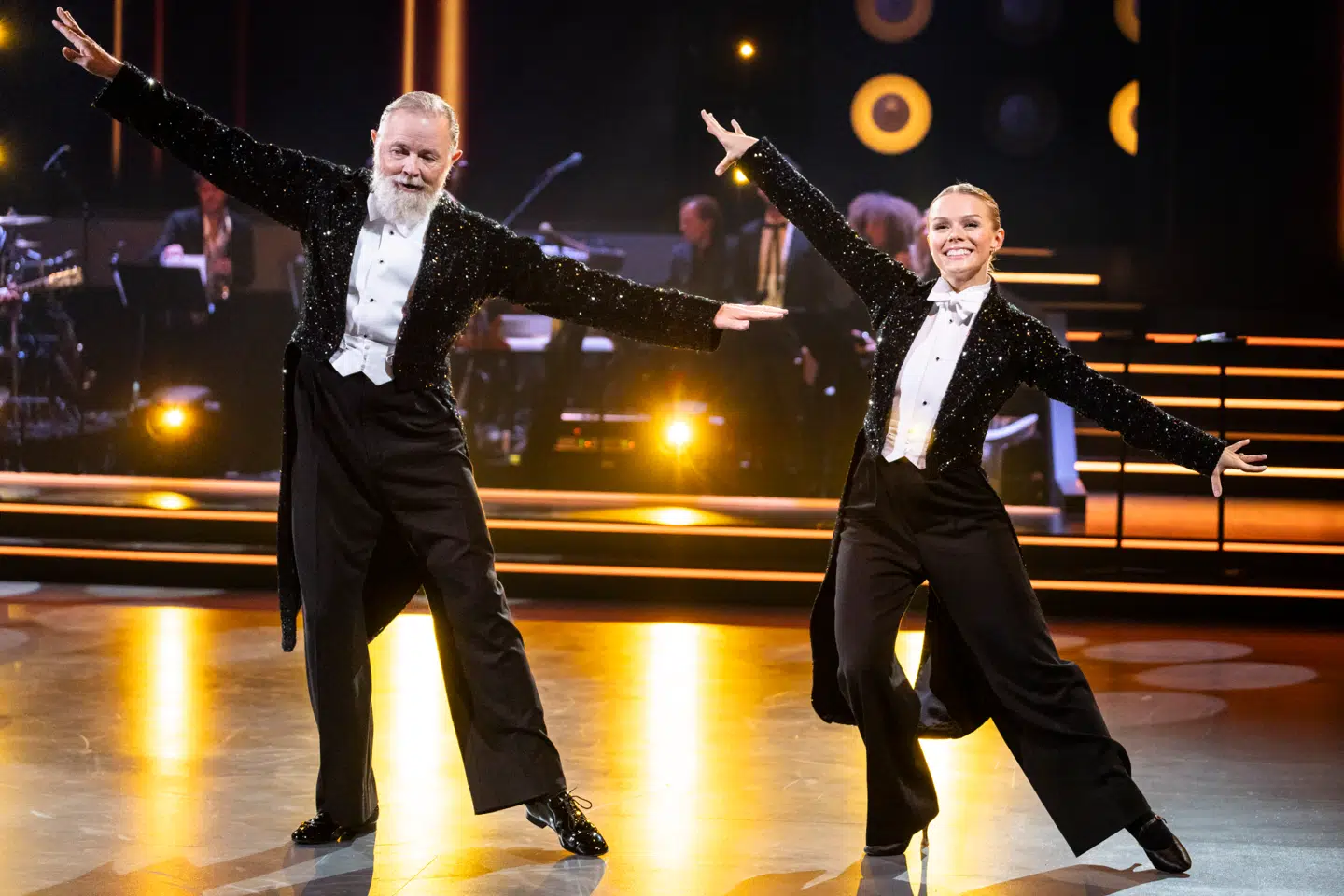 Jesper Asholt & Asta Björk Ivarsdottir på gulvet i en quickstep.