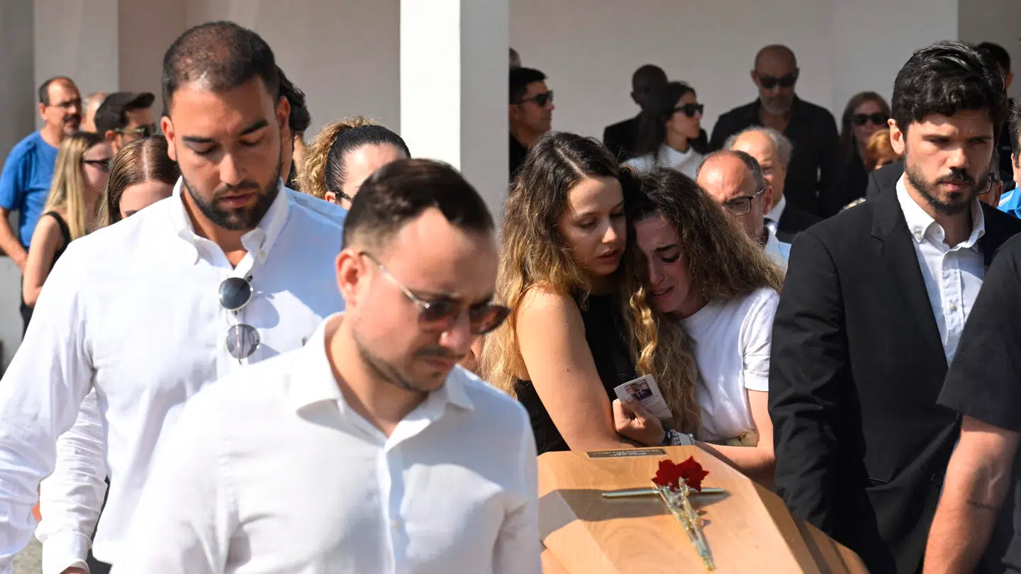 Diogo Jotas kone Rute Cardoso (i midten) får en hjælpende hånd af Liverpool.