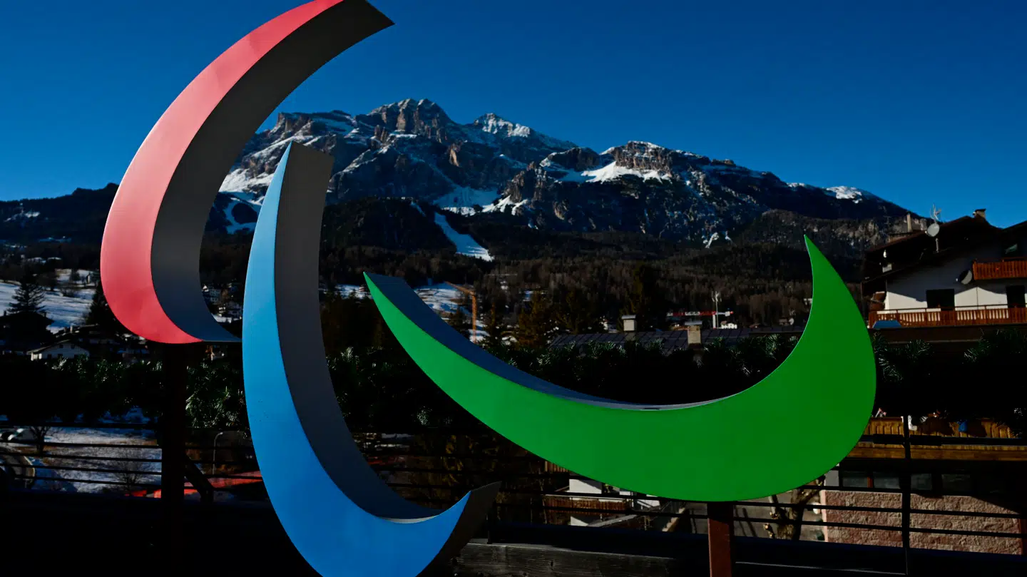 Det paralympiske symbol i Cortina d'Ampezzo, der vil være vært for kvindernes alpine skiløb under OL i Milano Cortina 2026.